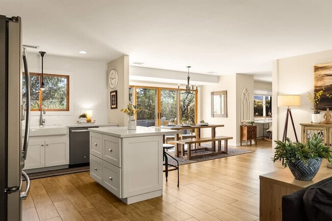 Building Photo - 311 Meadowlark Dr