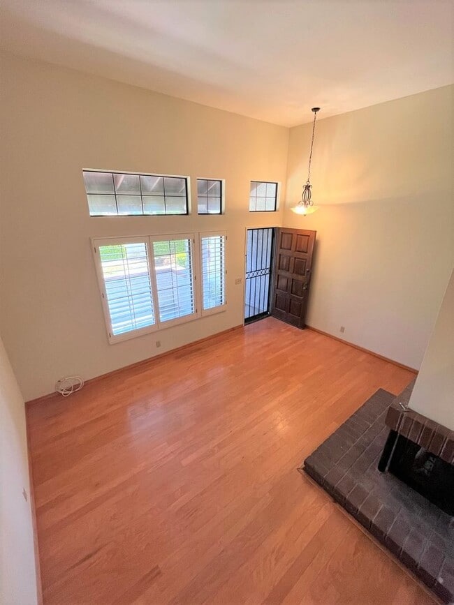 Building Photo - Beautiful San Carlos townhome available now!