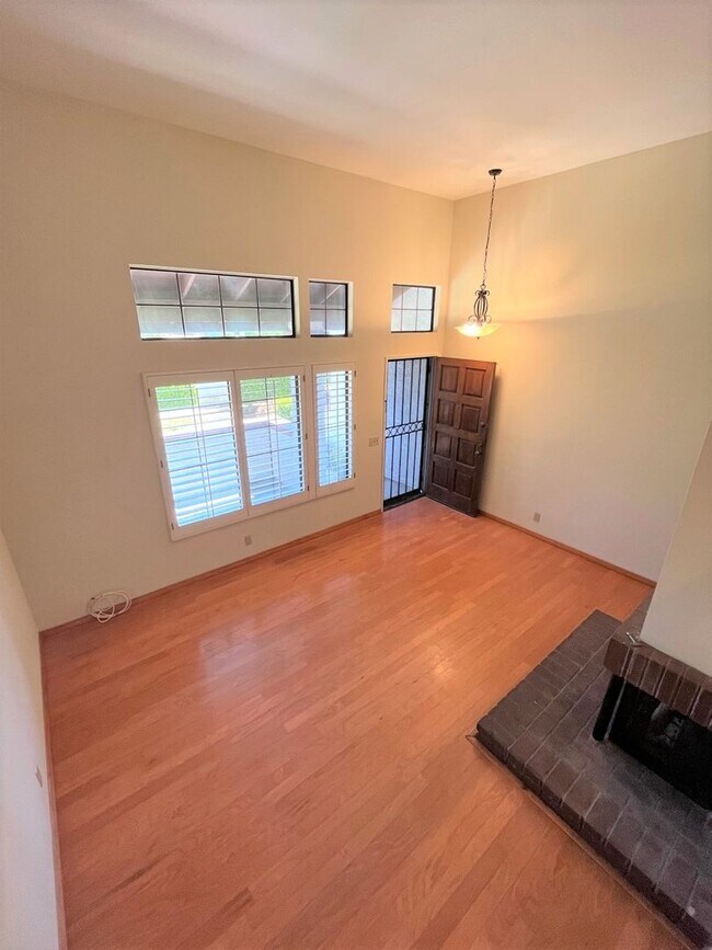 Foto del edificio - Beautiful San Carlos townhome available now!