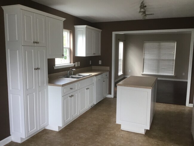 Building Photo - Private Back Yard - Walking Distance to Columbia Middle School & Grovetown High