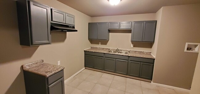 Building Photo - Large Floor Plan