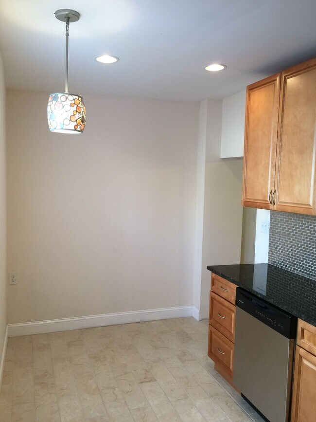 Building Photo - 305 Mifflin St