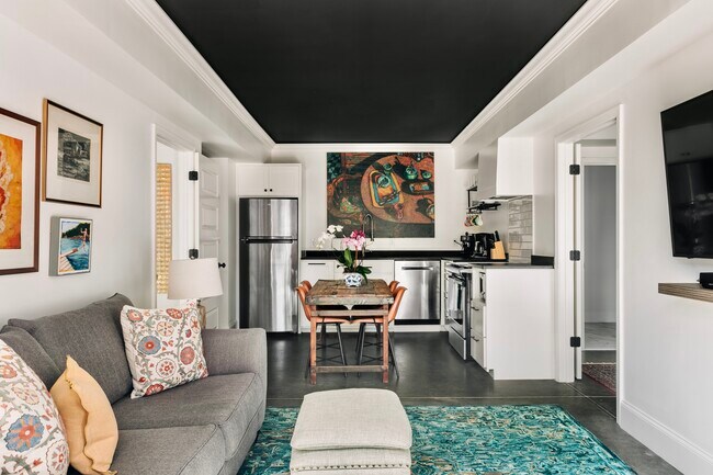 Photo - 712 E Washington St Apartments