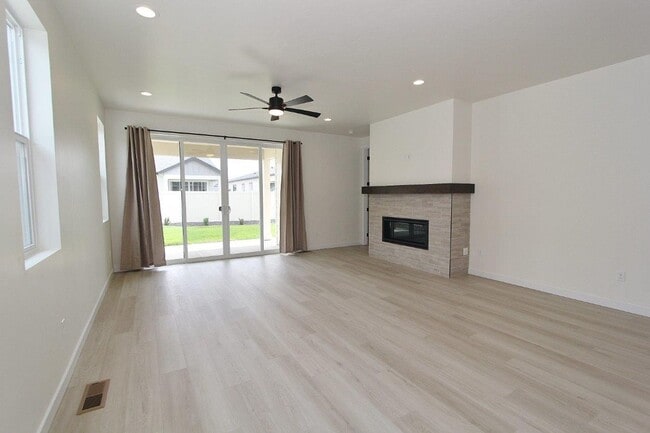 Building Photo - Immaculate Single-Level Home in Hope Springs