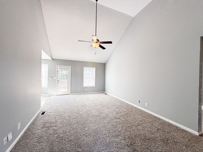 Building Photo - 3 Bedroom 2 Bathroom Home!!