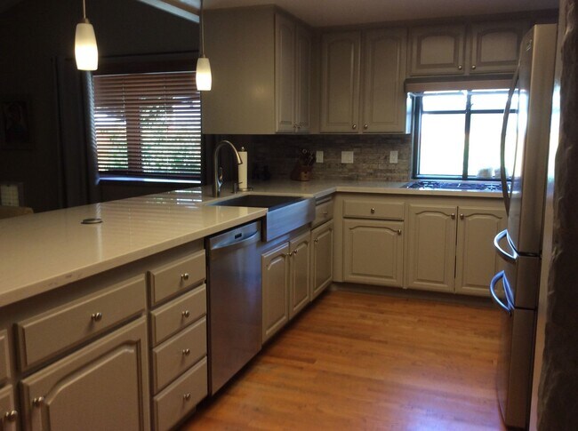 Foto del edificio - Beautiful FULLY FURNISHED Single Level 4/2 Home in South West Reno