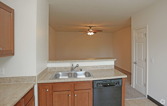 2BR, 2BA - 904 SF - Applegate Farm Apartments