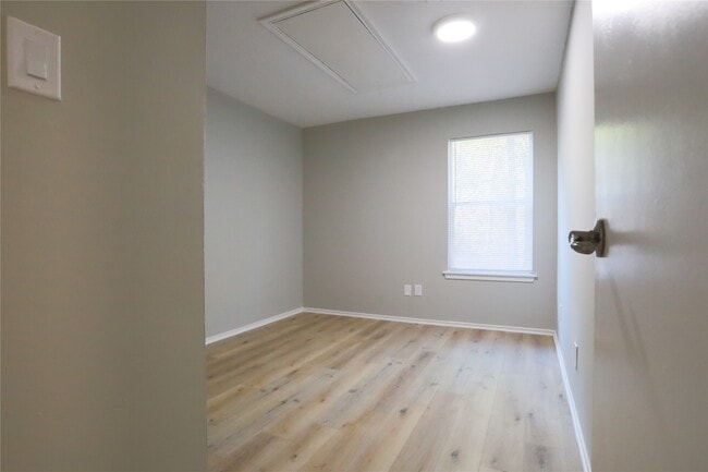 Building Photo - 2709 S Millbend Dr