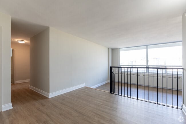 2BR, 1BA, 930SF - Dining Room - 6171 Bathurst St