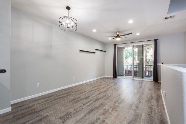 Foto del edificio - Beautiful Townhome in the heart of East Lake!