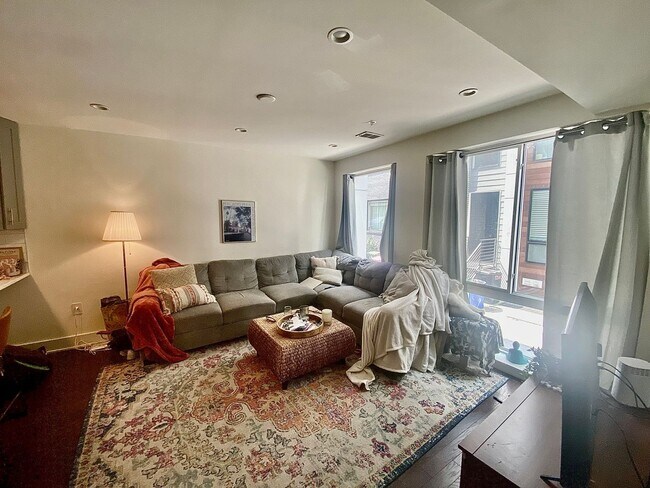 Foto del edificio - Large one bedroom bi-level unit in the hea...