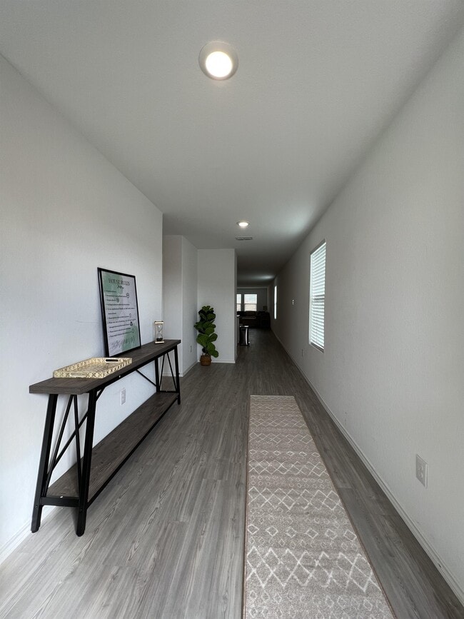 Foto del edificio - 8523 Grosbeak Cv