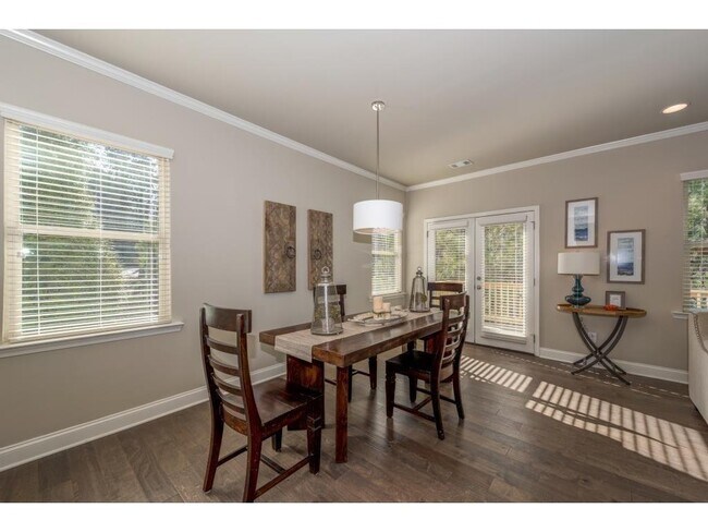 Foto del edificio - 3006 Cedar Glade Ln NE