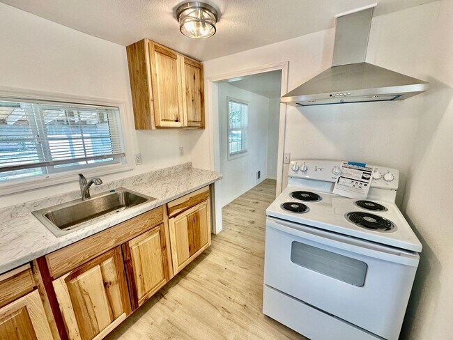 Building Photo - Newly Remodeled!