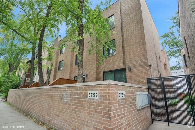 Building Photo - 3759 N Kenmore Ave