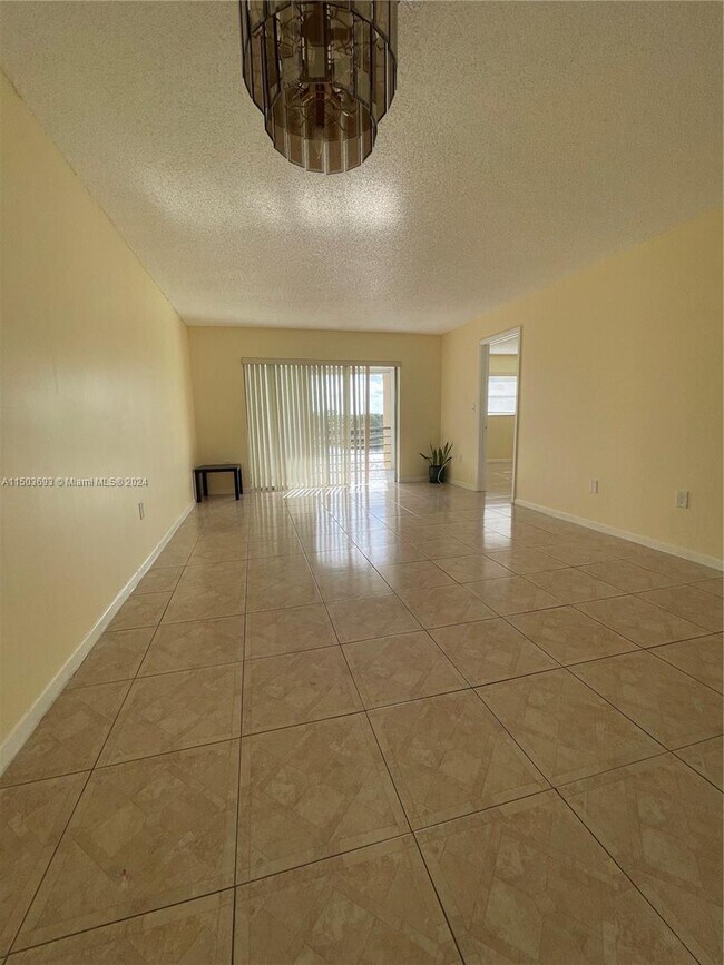 Foto del edificio - 8435 Sunrise Lakes Blvd