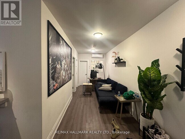 Photo du bâtiment - 595 St Clair Ave W