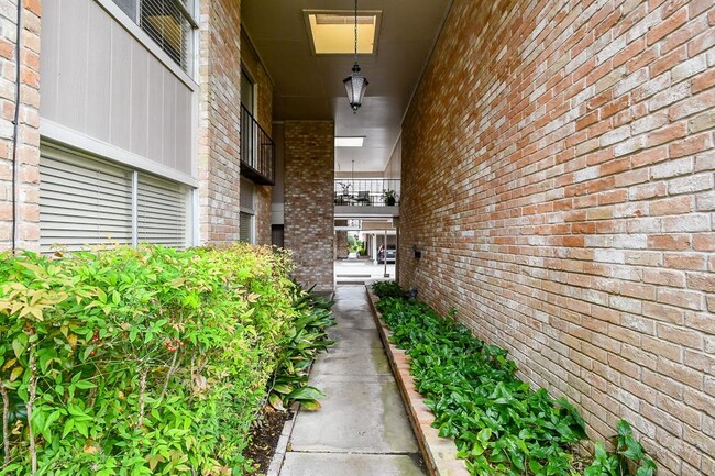 Building Photo - 2230 S Piney Point Rd