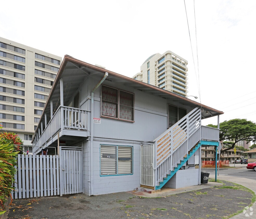 Building Photo - 2204 Kapiolani Blvd