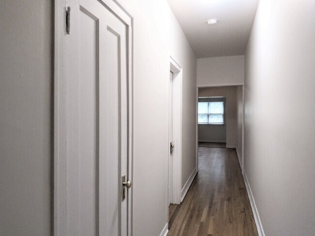 Building Photo - 705 W Cornelia Ave