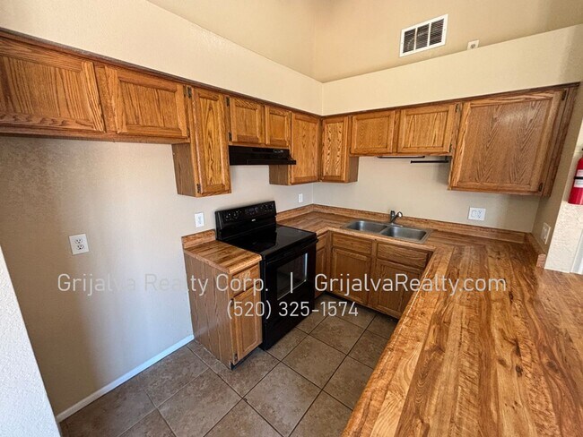 Foto del edificio - 3 Bedroom, 2 Bath Townhouse For Rent  (Los Reales/Cardinal)