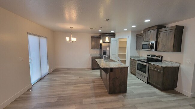 Building Photo - 3 bed / 2.5 bath / 2 car garage Washer/Dry...