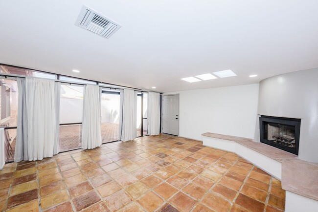 Foto del edificio - WOW! Completely remodeled 3 bedroom/2 bath...