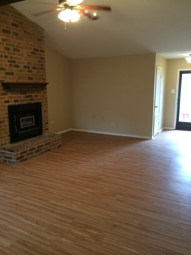 Foto del edificio - Charming 3 Bedroom in Flint! Coming Soon!