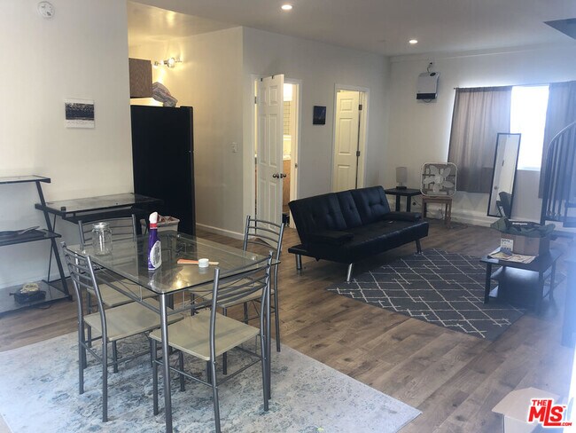 Foto del edificio - 15244 La Maida St