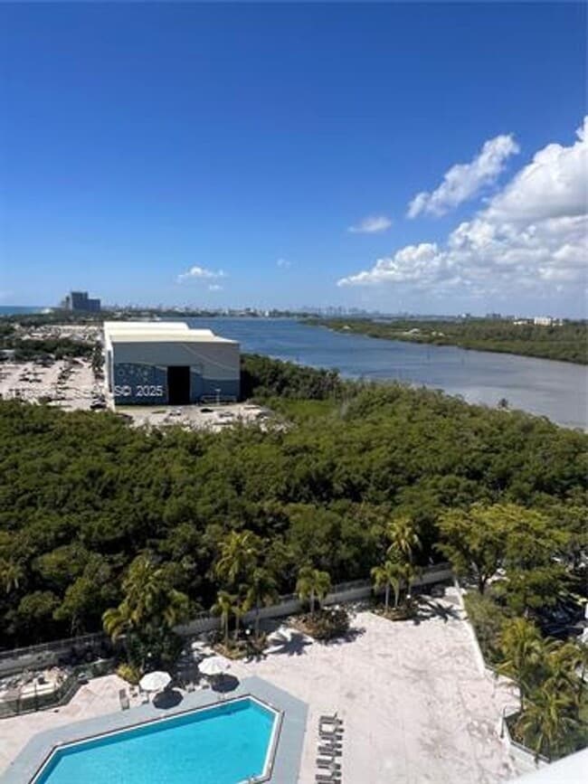 Foto del edificio - 100 Bayview Dr