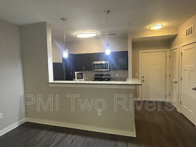 Building Photo - 410 Rosedale Ave