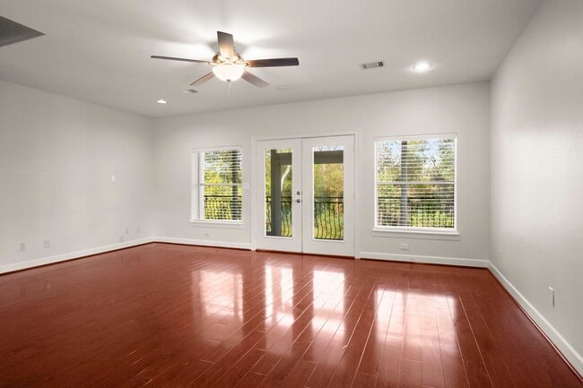 Foto del edificio - 107 Island Blvd