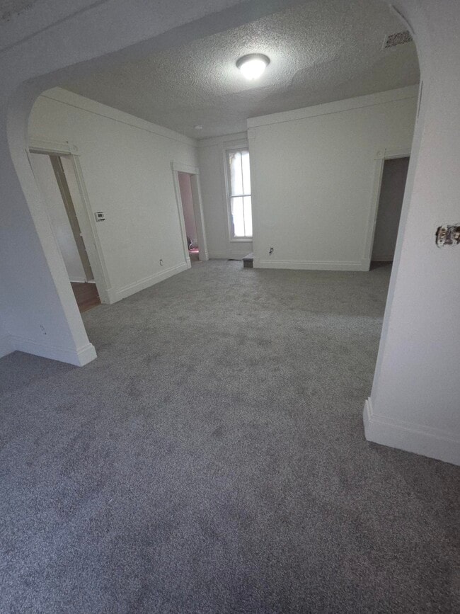 Building Photo - 707 E Elm St