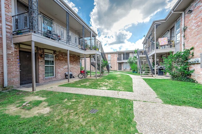 Foto del edificio - 9616 Long Point Rd