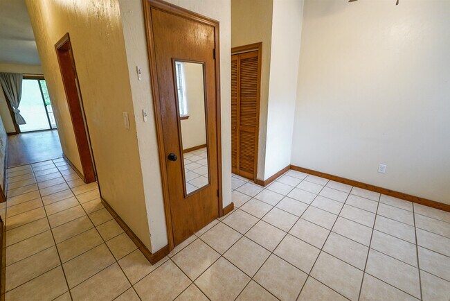 Building Photo - 423 Cactus St