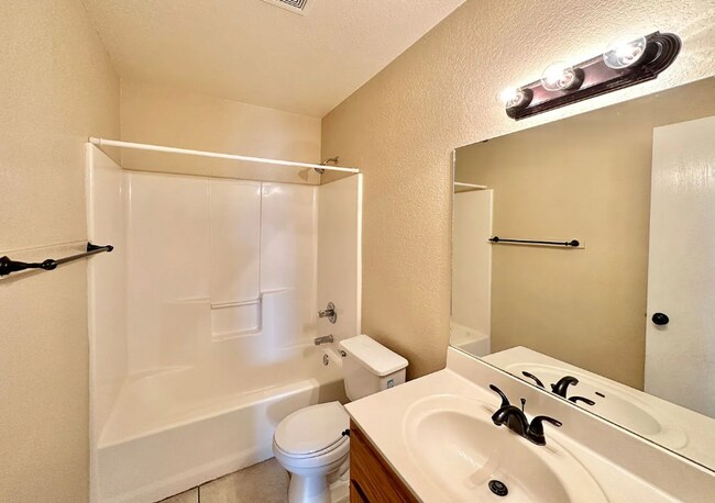 Foto del edificio - 4 Bedroom 2 Bath - Convenient Location