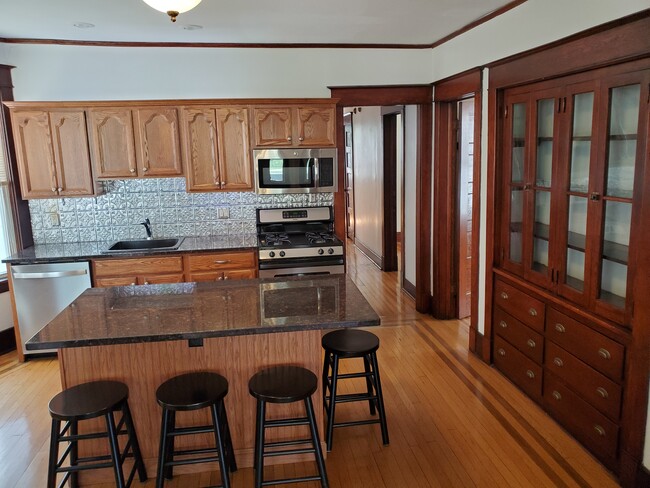 Granite counters & stainless appliances - 220 Ontario St