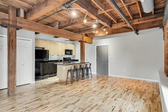 Building Photo - 210 Broadway
