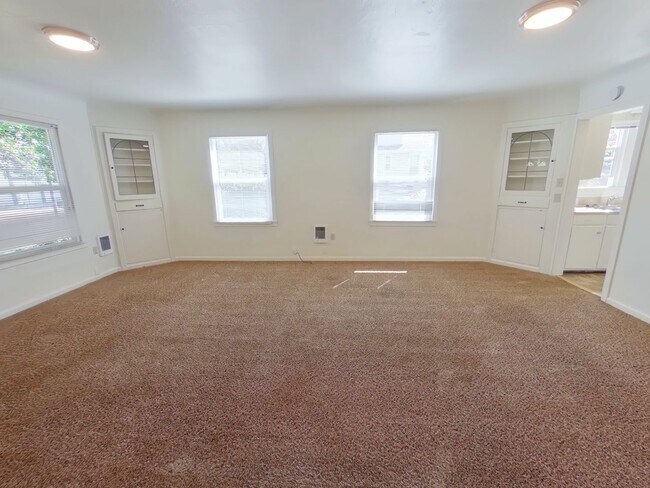 Foto del edificio - 5 bedroom house near campus!