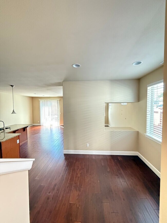 Foto del edificio - New! 3BD/2.5BTH Modern Townhouse in Greekb...