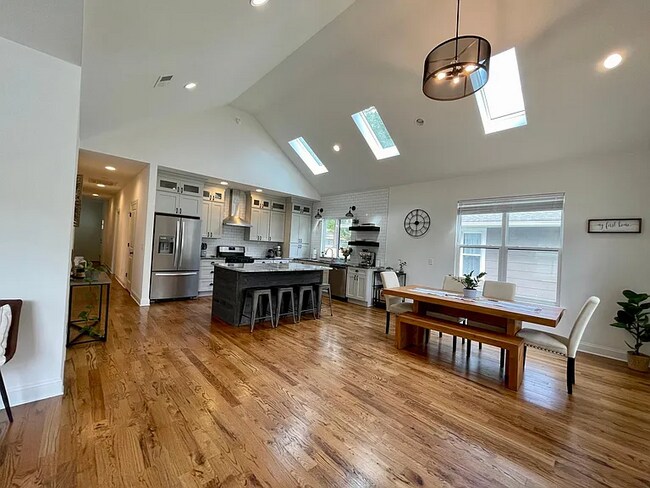 Building Photo - 1905 E 13th St