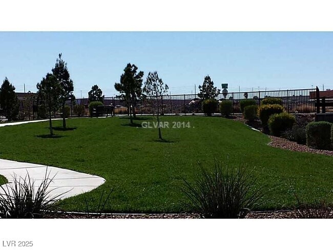 Foto del edificio - 680 Sumatra Pl