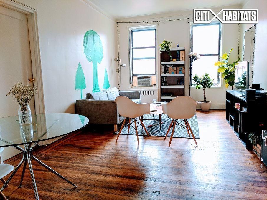 Foto principal - 302 E 3rd St
