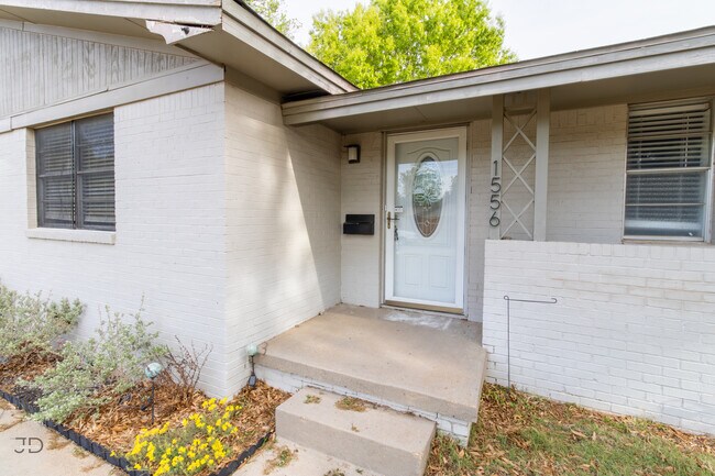 Foto del edificio - 1556 Singleton Ave