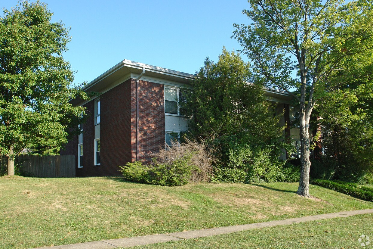 Primary Photo - 147 Lakeshore Dr