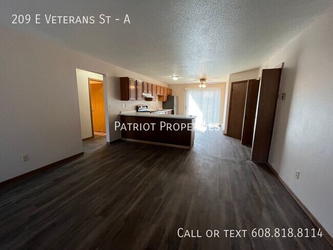 Foto del edificio - 209 E Veterans St