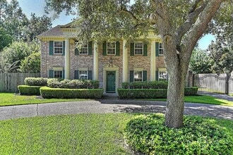 Building Photo - 14627 Carolcrest Dr