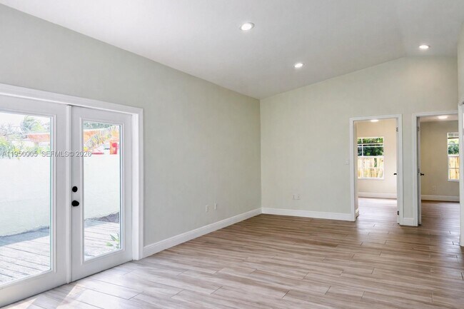 Building Photo - 1012 NE 17th Ct