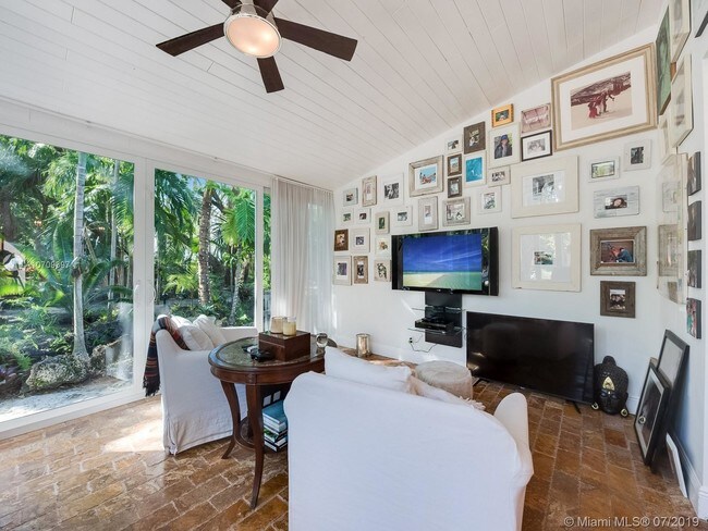 Foto del edificio - 10840 Snapper Creek Rd