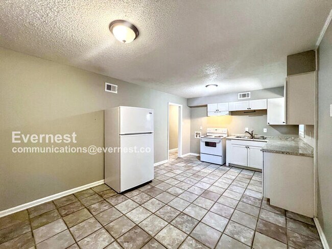 Building Photo - Lovely 4-Bedroom Home with Fenced Yard / P...